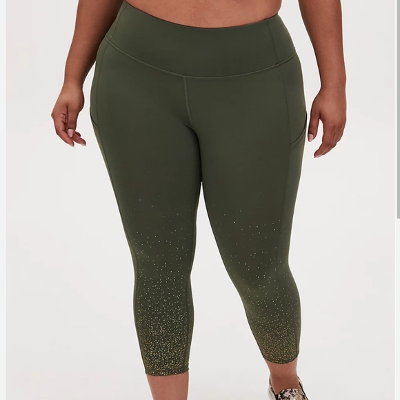 Torrid Performance Core Crop Active Leggings w/side pockets - Picture 1 of 1